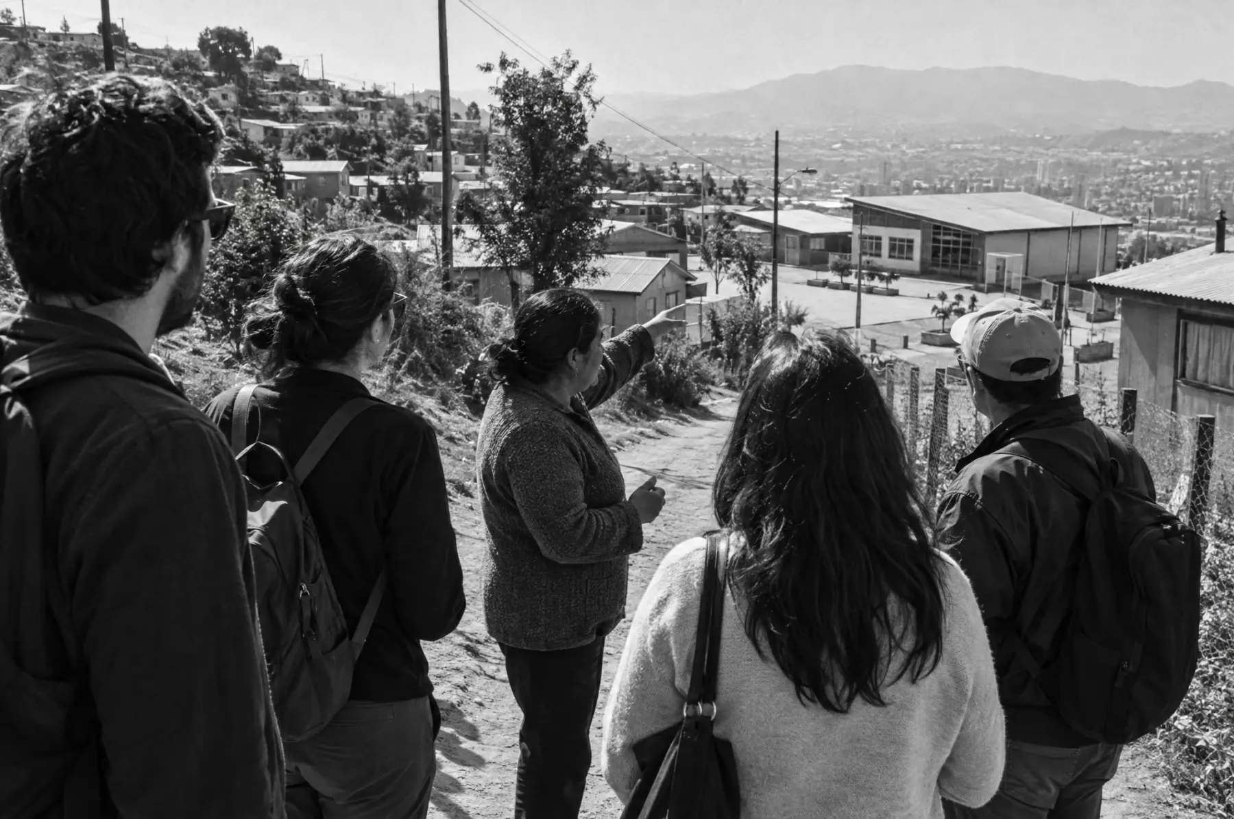 Personas observan un proyecto comunitario en terreno
